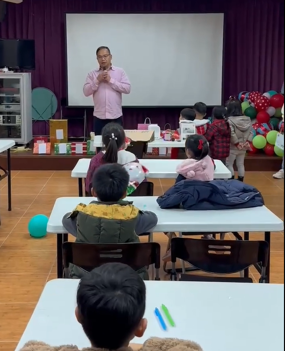 ▲▼王義川參加幼兒園活動，向幼童宣講藍白立惡法。（圖／翻攝自Threads／王義川）