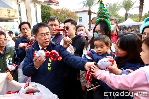 ▲「南瀛耶誕童樂會」，22日在民治市政中心南瀛堂廣場登場，吸引逾6千人次參加，市長黃偉哲特別到場與大小朋友同樂。（圖／記者林東良翻攝，下同）