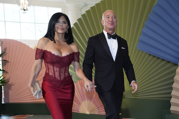 ▲▼亞馬遜創辦人貝佐斯（Jeff Bezos）與未婚妻桑切斯（Lauren Sánchez）。（圖／達志影像／美聯社）