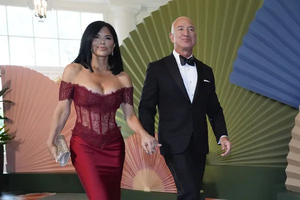 ▲▼亞馬遜創辦人貝佐斯（Jeff Bezos）與未婚妻桑切斯（Lauren Sánchez）。（圖／達志影像／美聯社）