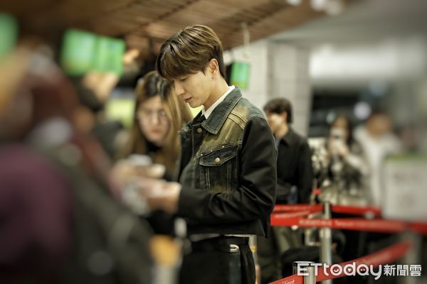 ▲▼SJ利特義氣挺台灣！驚魂一日遊「遇班機取消」　粉絲：首次見韓星機場排隊。（圖／紛絲提供，請勿隨意翻拍，以免侵權。）