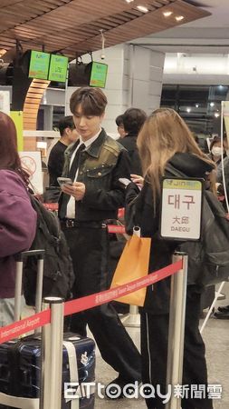 ▲▼SJ利特義氣挺台灣！驚魂一日遊「遇班機取消」　粉絲：首次見韓星機場排隊。（圖／紛絲提供，請勿隨意翻拍，以免侵權。）