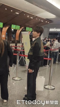 ▲▼SJ利特義氣挺台灣！驚魂一日遊「遇班機取消」　粉絲：首次見韓星機場排隊。（圖／紛絲提供，請勿隨意翻拍，以免侵權。）