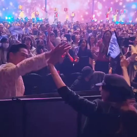 ▲AKIRA台下擊掌林志玲。（圖／翻攝自林志玲IG）