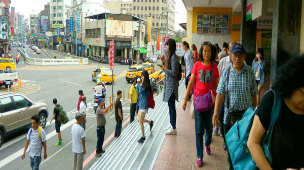 舊中壢火車站已隨鐵路地下化工程拆遷，過去亂象橫陳的交通能否隨地下化與新站落成一併根除？外界高度關注。（圖／報系資料照）