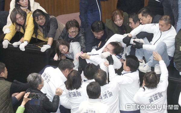 ▲▼廖先翔 立法院三大法案 朝野大戰 國民黨立委破門而入 立法院院會。（圖／）