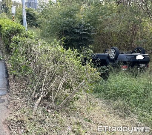 ▲▼       金門轎車擦撞路邊基座翻落邊坡      。（圖／記者林名揚翻攝）