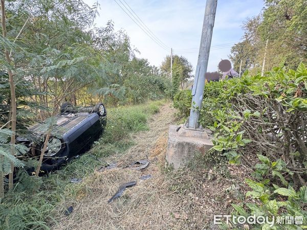 ▲▼       金門轎車擦撞路邊基座翻落邊坡      。（圖／記者林名揚翻攝）