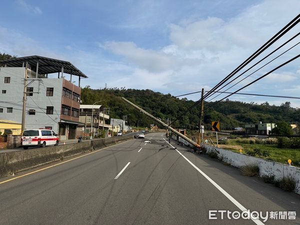 ▲台6線苗栗市新川里易肇事轉彎路段，昨又發生轎車自撞鏟斷電桿事故。（圖／記者楊永盛翻攝）