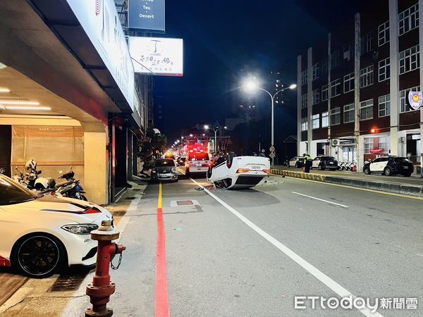 ▲一名20多歲侯姓男子駕駛自小客車，駕車在民生路二段靠近西寜街口直行時，不明原因自撞中央分隔島，造成車輛失控翻覆四輪朝天躺在路中間，侯男僅受輕傷。（圖／記者林東良翻攝，下同）