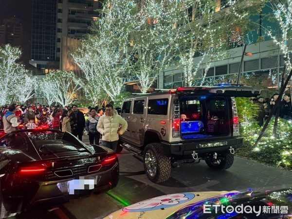 ▲▼豪華版聖誕雪橇遊街台中！麥拉倫帶頭「總值飆7千萬車隊」民眾搶拍。（圖／王姓召集人提供）