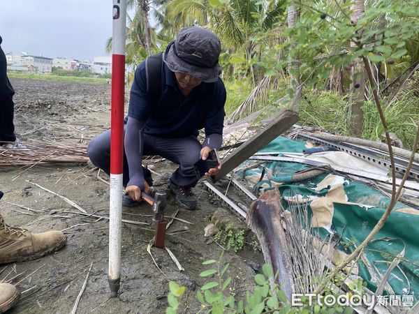 ▲近6旬的李栽富透過雲嘉南分署自辦職前「工程與地籍測量班」訓練，現成功考取高雄市政府地政局測量助理一職。（圖／記者林東良翻攝，下同）