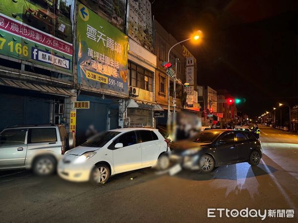 ▲苗栗頭份市昨深夜發生行車糾紛追逐撞車事故，當事人忙著吵架，忘記車上和身上藏有毒品而被查獲法辦。（圖／記者楊永盛翻攝）