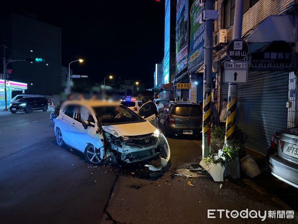 ▲苗栗頭份市昨深夜發生行車糾紛追逐撞車事故，當事人忙著吵架，忘記車上和身上藏有毒品而被查獲法辦。（圖／記者楊永盛翻攝）