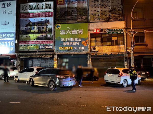 ▲苗栗頭份市昨深夜發生行車糾紛追逐撞車事故，當事人忙著吵架，忘記車上和身上藏有毒品而被查獲法辦。（圖／記者楊永盛翻攝）