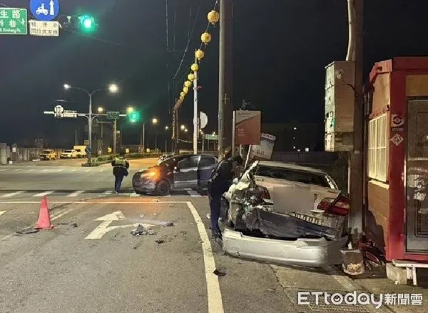 ▲王姓男子凌晨酒駕撞擊路邊停車。（圖／蘆竹警分局提供）