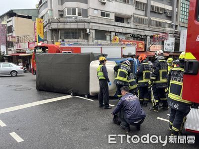 台中貨車急剎閃機車側翻路口！司機一度受困輕傷送醫