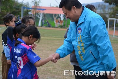 棒球選手潘傑楷母校推廣足球　縣議員爭取設置足球門助攻