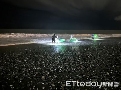 台東海濱公園民眾頂寒風撈鰻苗　老天爺給的意外之財