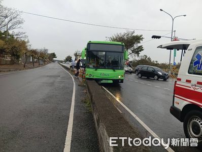 台中公車下坡煞車失靈自撞分隔島　3香港客受傷女童門牙斷裂