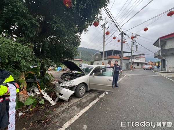 ▲▼宜蘭呂姓男子掛註銷牌拒檢逃逸撞路樹反光鏡，吃3萬9800元4罰單，還得賠撞毀的路樹及反光鏡。（圖／記者游芳男翻攝，下同）