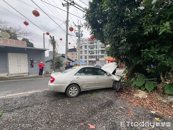 ▲▼宜蘭呂姓男子掛註銷牌拒檢逃逸撞路樹反光鏡，吃3萬9800元4罰單，還得賠撞毀的路樹及反光鏡。（圖／記者游芳男翻攝，下同）