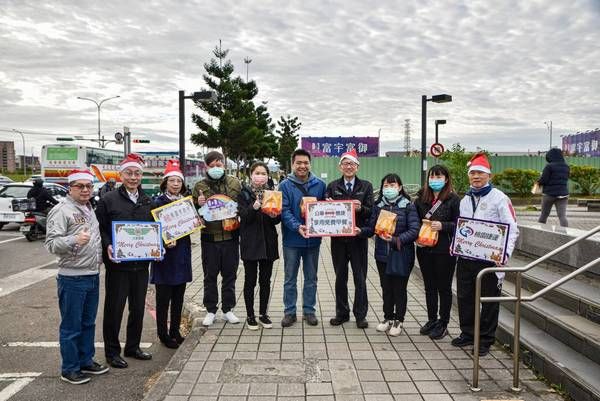 ▲耶誕感恩節！王明鉅發送早餐，謝謝606路線公車乘客做伙減碳