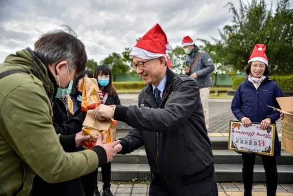 ▲耶誕感恩節！王明鉅發送早餐，謝謝606路線公車乘客做伙減碳