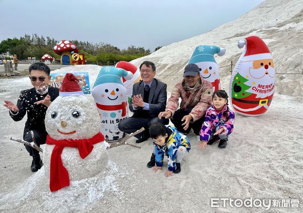 ▲台鹽公司七股鹽山年度大型藝術裝置「療癒雪人」，23日Q萌登場，超吸睛6米高雪人圓滾滾身體、戴斗笠吃著枝仔冰的俏皮微笑佇立鹽山頂。（圖／記者林東良翻攝，下同）