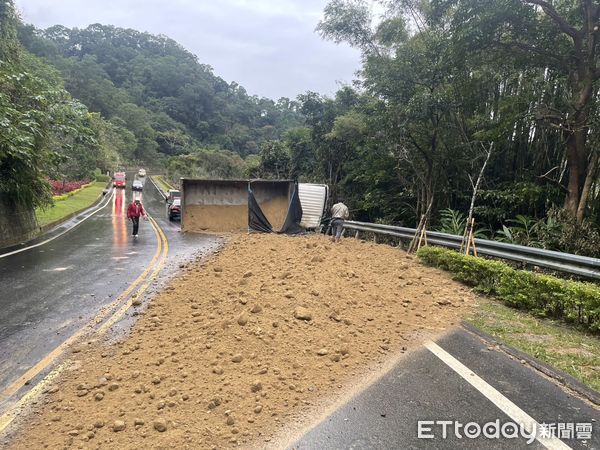 ▲苗栗縣公館鄉苗26線下午發生砂石車翻車事故，載運的玻璃原料矽砂洩露路面，駕駛輕傷送醫。（圖／記者楊永盛翻攝）