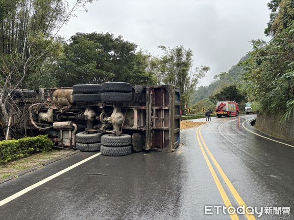 ▲苗栗縣公館鄉苗26線下午發生砂石車翻車事故，載運的玻璃原料矽砂洩露路面，駕駛輕傷送醫。（圖／記者楊永盛翻攝）