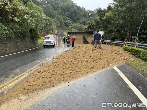 ▲苗栗縣公館鄉苗26線下午發生砂石車翻車事故，載運的玻璃原料矽砂洩露路面，駕駛輕傷送醫。（圖／記者楊永盛翻攝）