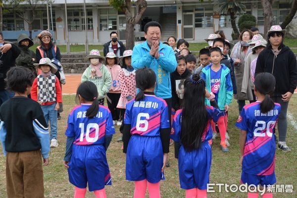 ▲棒球選手潘傑楷母校德高國小推廣足球。（圖／記者楊漢聲翻攝）