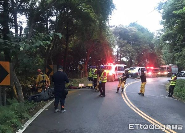 ▲警方與消防人員對摔落深谷的父親進行救援。（圖／桃園市政府消防局提供、下同）