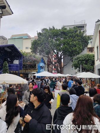 ▲隨著聖誕節腳步逼近，藍晒圖文創園區，今年以「奇幻雪景，沉浸式聖誕體驗」為主題，為大家打造了一個充滿魔力的夢幻世界。（圖／記者林東良翻攝，下同）