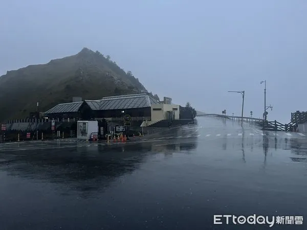 ▲冷氣團一波波，路面常出現結冰現象，易使車輛打滑發生危險。（圖／太管處提供，下同）