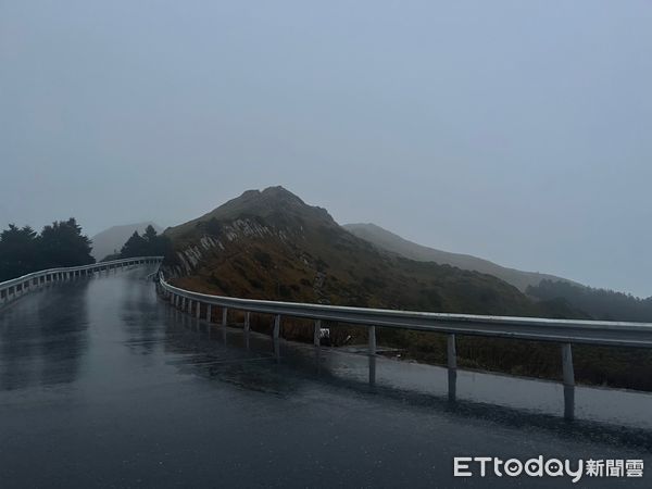 ▲冷氣團一波波，路面常出現結冰現象，易使車輛打滑發生危險。（圖／太管處提供，下同）