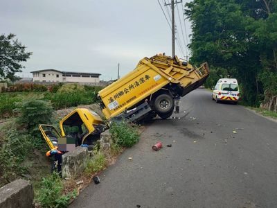 彰化廚餘回收車撞電桿「斜插栽進水溝」後輪離地　2人慘受傷