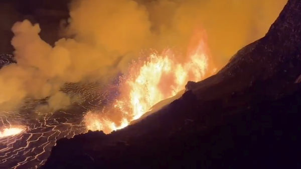 ▲▼位於夏威夷大島的幾勞亞火山（Kilauea）於2024年12月再度噴發。（圖／達志影像／美聯社）