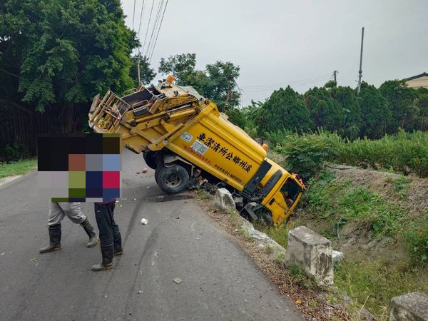 ▲彰化溪州公所清潔隊回收車栽落水溝。（圖／記者唐詠絮翻攝）