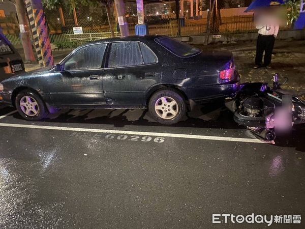 ▲▼行人地獄又來！高雄男過馬路遭機車撞飛…雙腿斷了2人送醫。（圖／記者賴文萱翻攝）