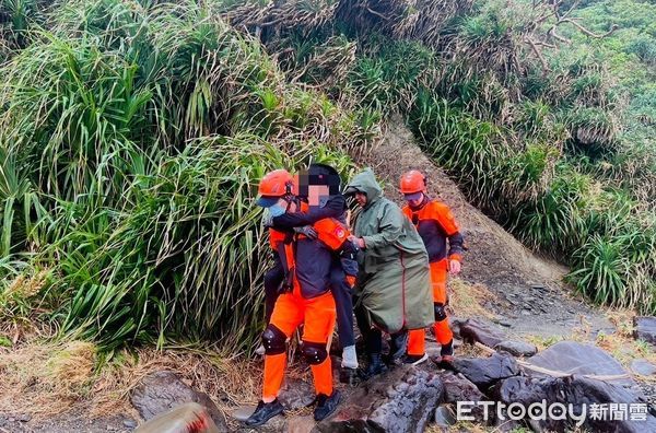 ▲海巡署人員阿塱古道救援             。（圖／記者陳崑福翻攝）