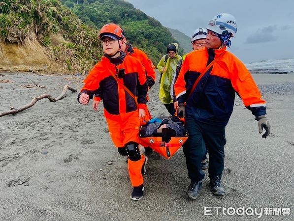 ▲海巡署人員阿塱古道救援             。（圖／記者陳崑福翻攝）