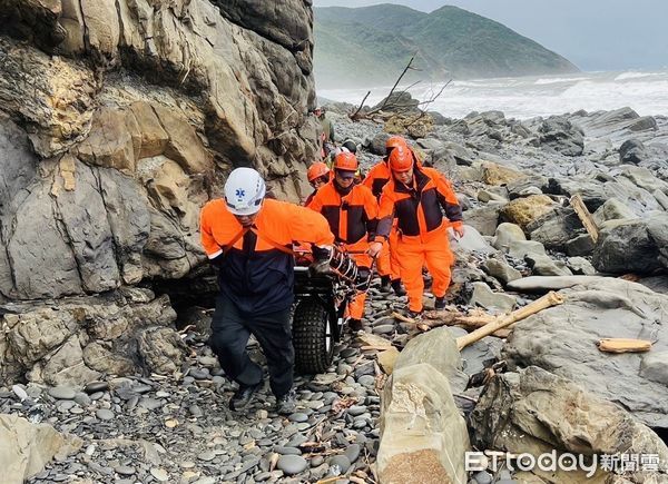 ▲海巡署人員阿塱古道救援             。（圖／記者陳崑福翻攝）