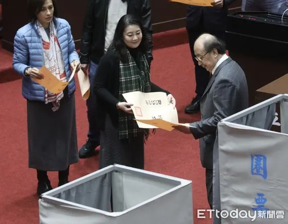 ▲▼民進黨團投票 柯建銘 投票 大法官人事同意權案投票 立法院院會。（圖／記者屠惠剛攝）