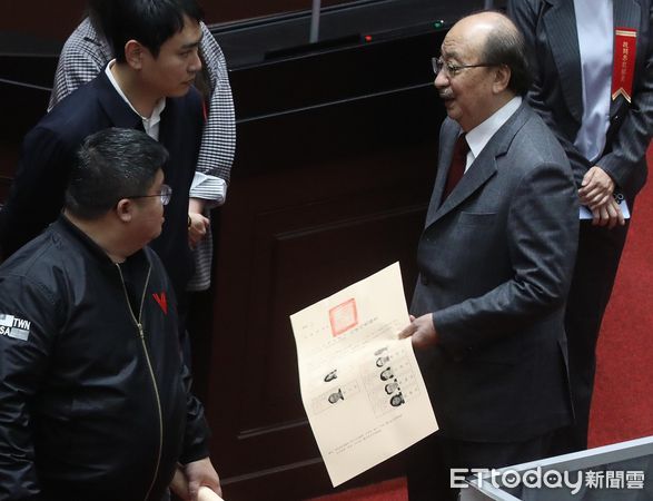 ▲▼民進黨不同意大法官提名人劉靜怡 柯建銘選票蓋不同意 大法官人事同意權案投票 立法院院會。（圖／記者屠惠剛攝）