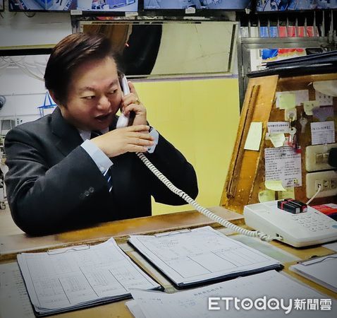 ▲▼矯正署長周輝煌走訪轄下矯正機關，贈管理員每人1份平安禮包關懷打氣。（圖／矯正署提供）