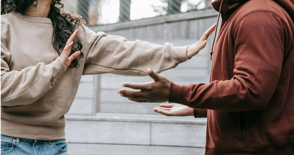 一名30出頭的健康女子在寒風中與丈夫爭吵，激烈爭執到一半竟腦中風。（示意圖／翻攝Pexels）