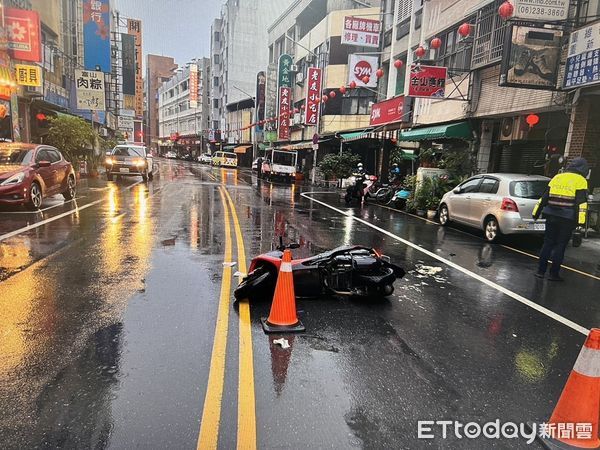 ▲50歲男騎士騎機車沿勝利路直行，與穿越道路的75歲男子發生碰撞，造成2人四肢擦挫傷，就醫均無大礙，騎士無酒駕情事。（圖／記者林東良翻攝，下同）