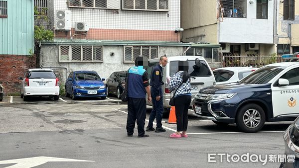 ▲▼傷心平安夜！BMW跑車男撞死19歲女騎士道歉了　死者爸媽無語離去。（圖／記者許權毅攝）